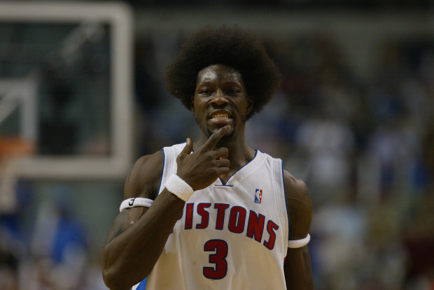 Detroit Pistons retire Ben Wallace's jersey, honoring 2004 NBA champ - ESPN