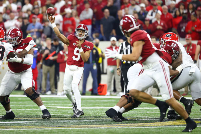 Bryce Young throwing a pass.