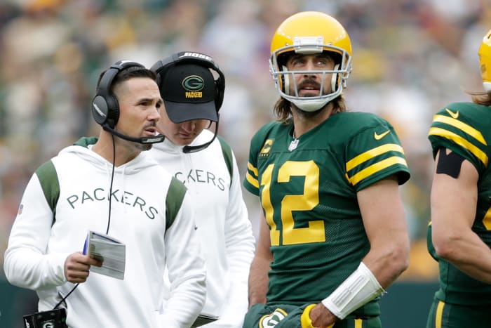 Matt LaFleur talks with Aaron Rodgers on the sidelines.