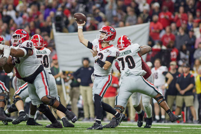Stetson Bennett throws a pass.