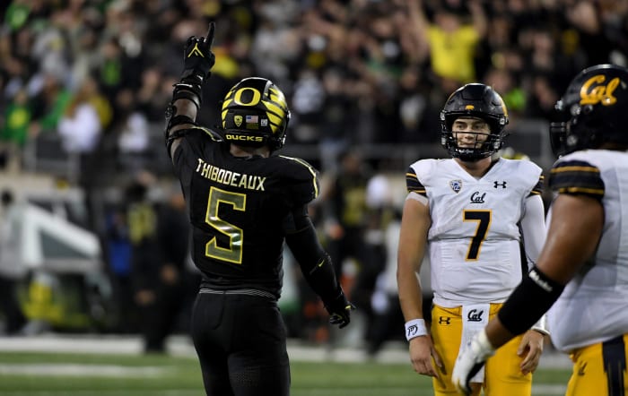 Kayvon Thibodeaux celebrates a play during Oregon football vs. Cal.