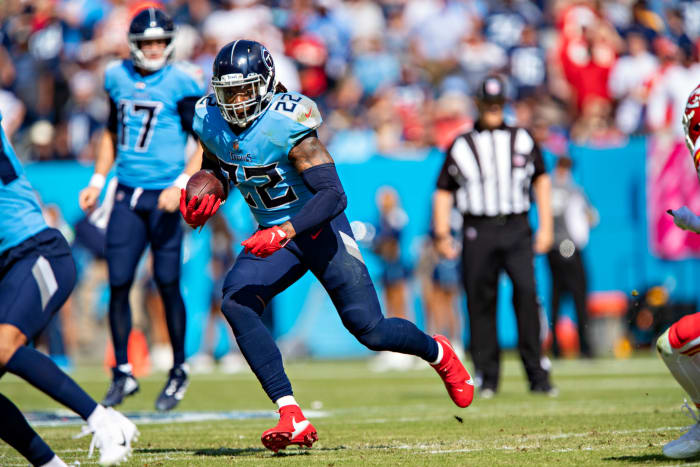 Derrick Henry runs the football.