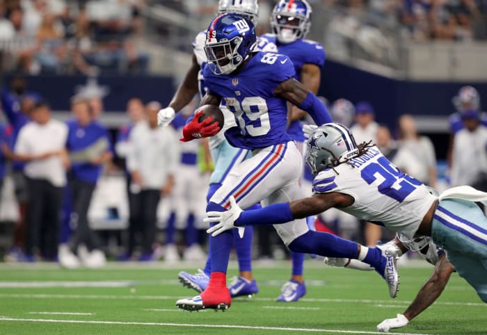 New York Giants WR Kadarius Toney runs with the ball against the Cowboys.