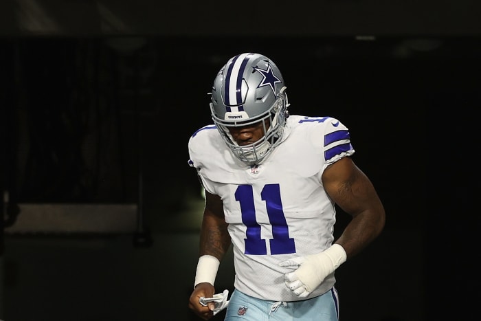 Micah Parsons runs onto the field.