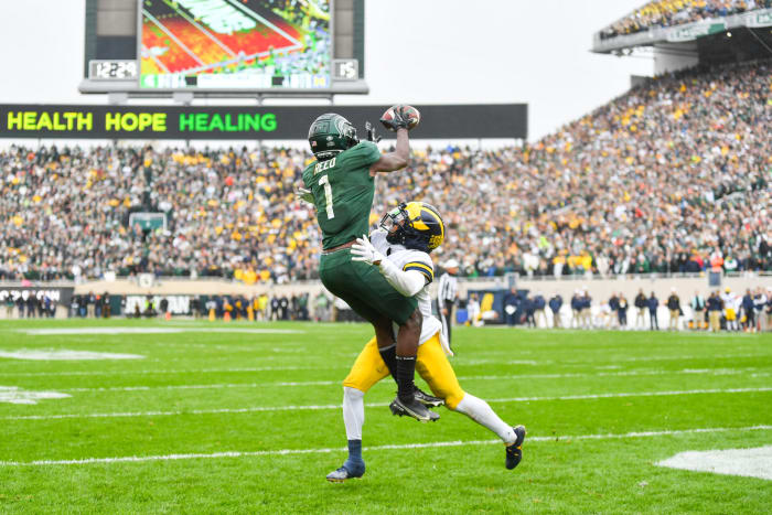 Michigan State player makes a catch.