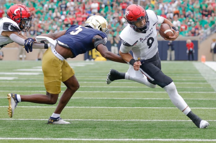 Desmond Ridder runs for a touchdown.