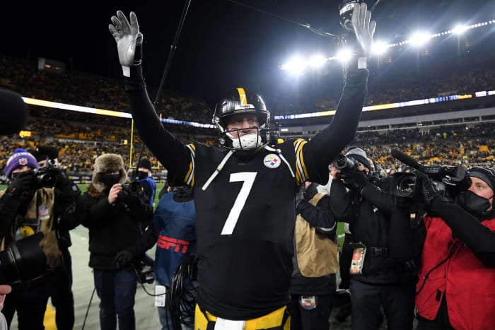 Ben Roethlisberger waves to Steelers fans.