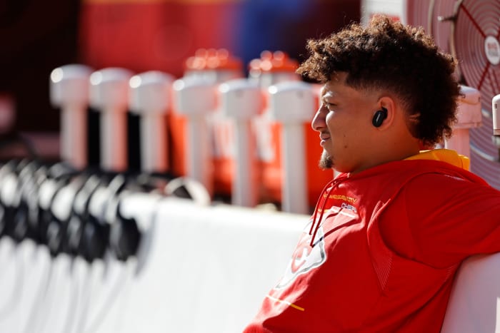 Look: Sideline Video Of Patrick Mahomes Is Going Viral - The Spun