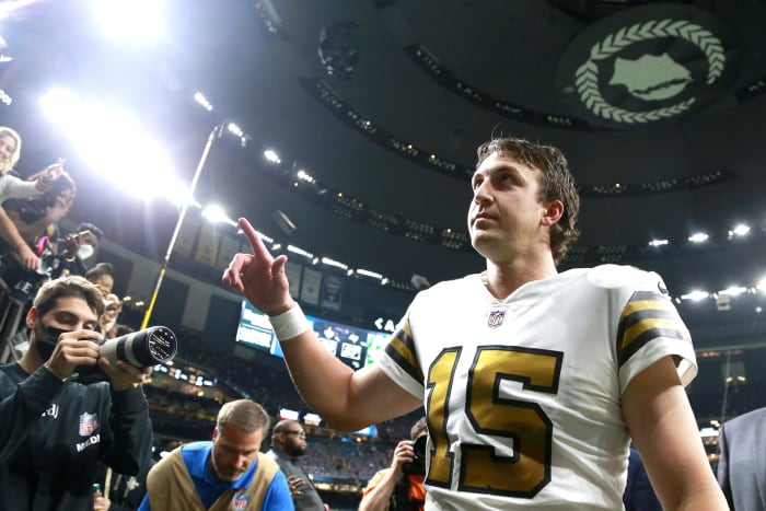 Trevor Siemian walks off the field.