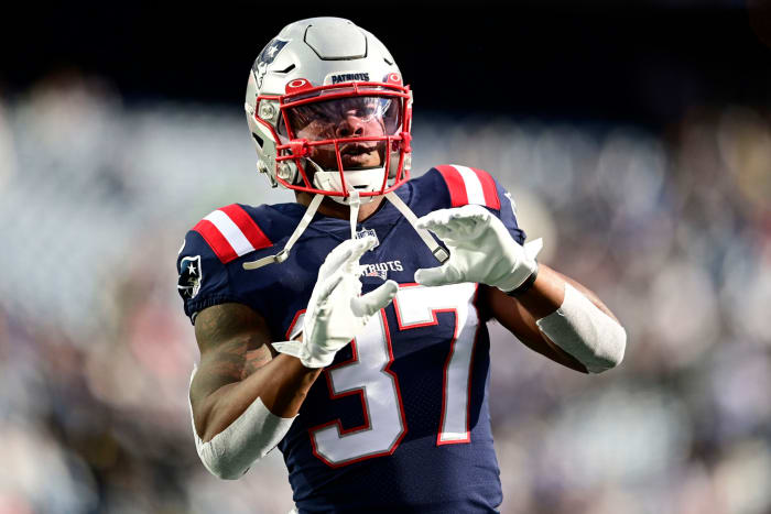 Damien Harris on the field for the Pats.