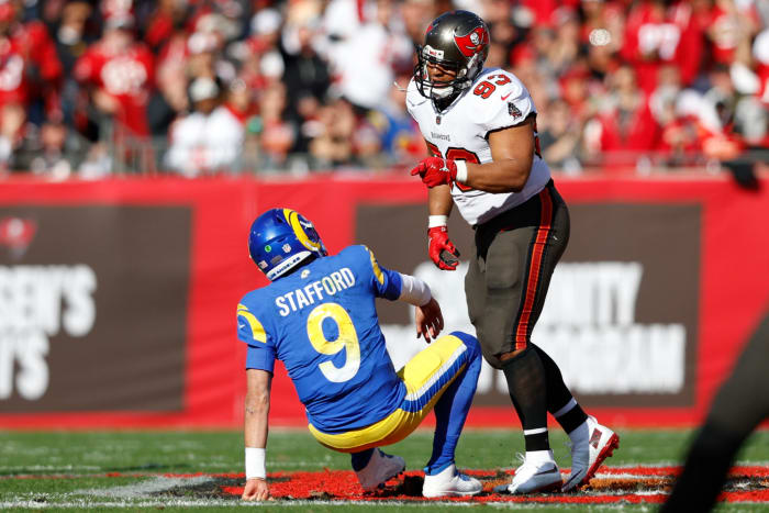 Ndamukong Suh points at Rams QB Matthew Stafford.