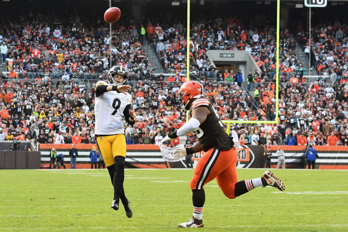 Steelers kicker Chris Boswell throws a pass on a fake field goal attempt.
