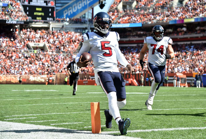Tyrod Taylor runs the ball into the endzone.