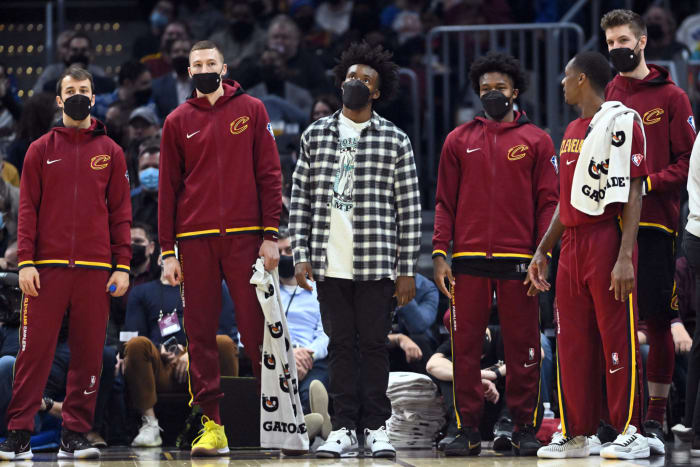 Cavs players on the bench.