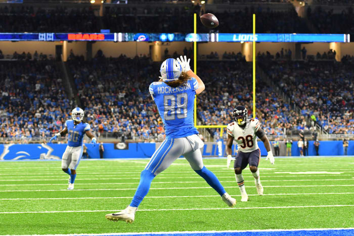 TJ Hockenson catches a pass for the Lions.