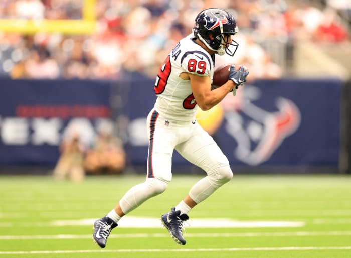 Danny Amendola turns upfield after making a catch.