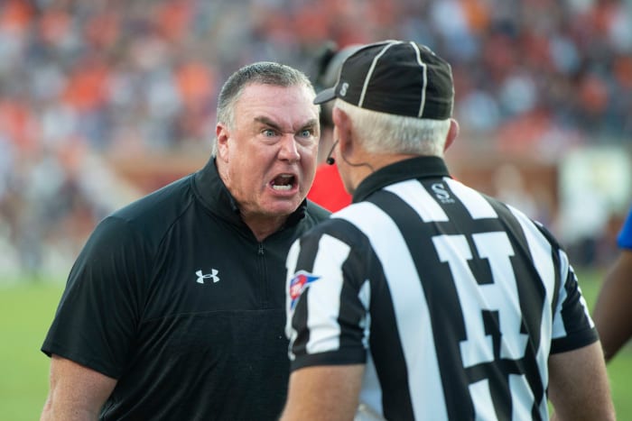Shawn Elliott yells at an SEC ref.