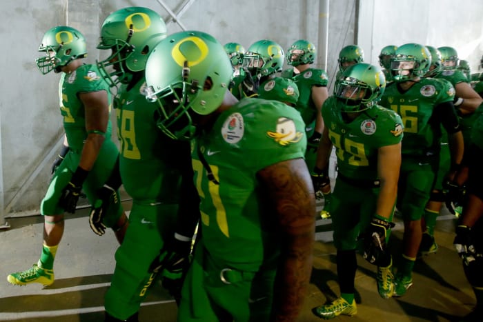 Oregon's players get ready to take the field during the Rose Bowl against Florida State.