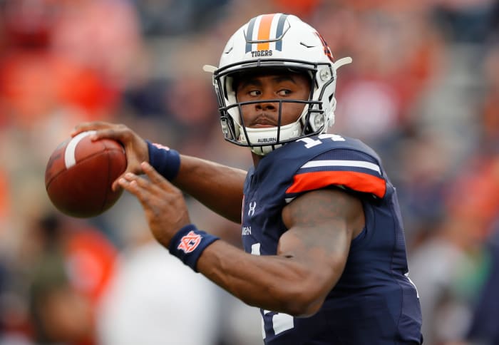 Malik Willis of Auburn warms up on the sideline.