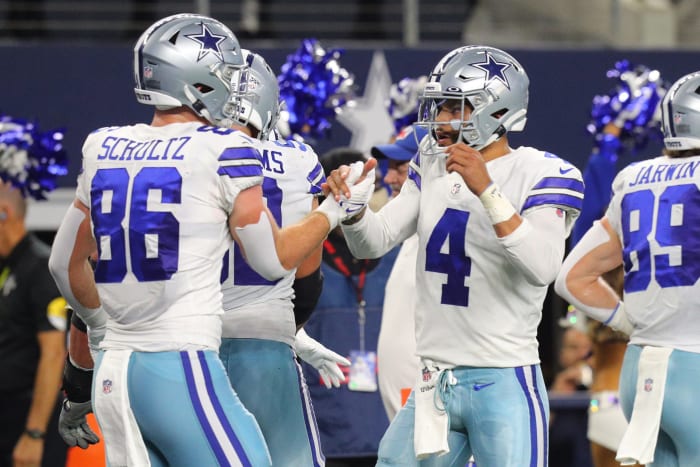 Cowboys tight end Dalton Schultz on the field.