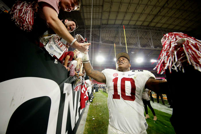 Reuben Foster interacting with Alabama fans.