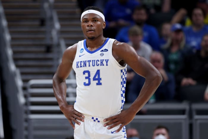Oscar Tshiebwe of Kentucky looks on.