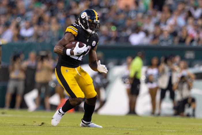 Najee Harris running the ball for the Steelers.