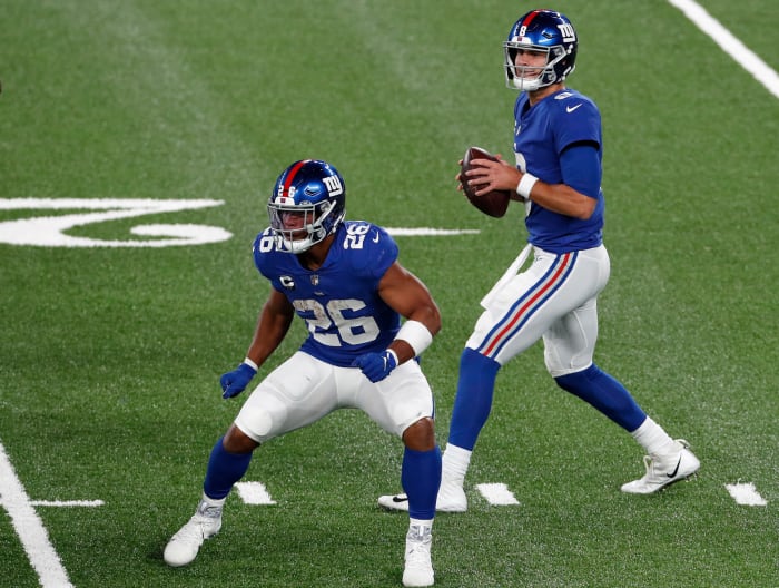 Saquon Barkley blocks for New York Giants quarterback Daniel Jones against the Steelers.