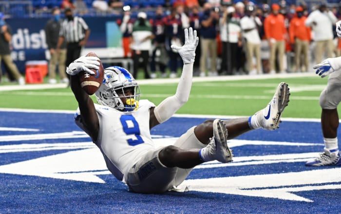 Jarrin Pierce scores a touchdown.