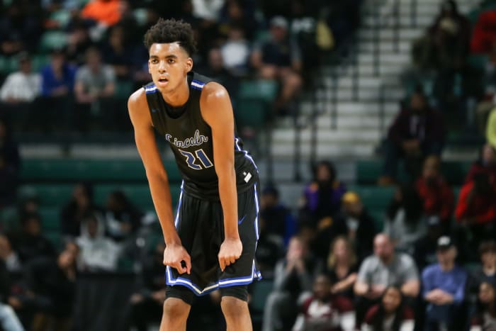 Emoni Bates on the court during a high school event.