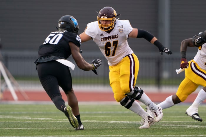 Luke Goedeke blocking in space.