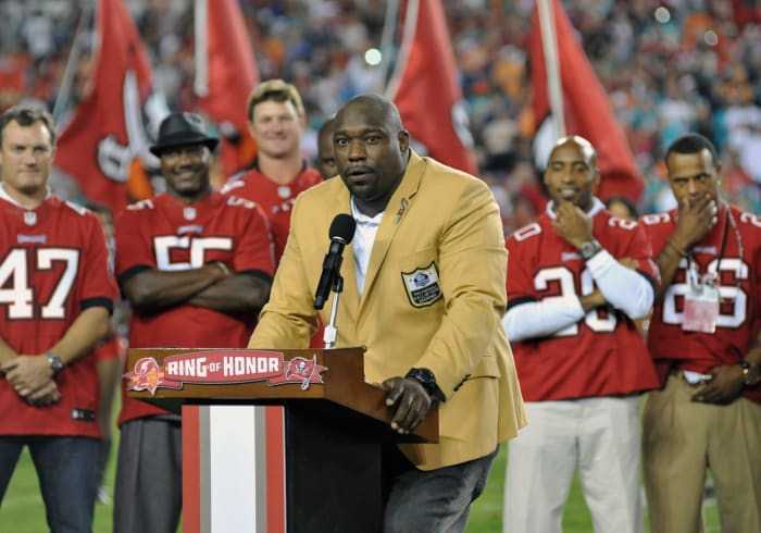 Warren Sapp receiving his NFL Hall Of Fame ring.
