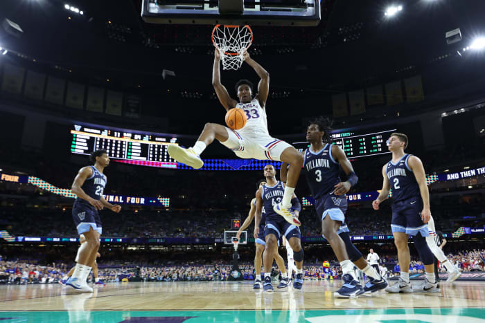 Kansas center David McCormack dunks the ball.