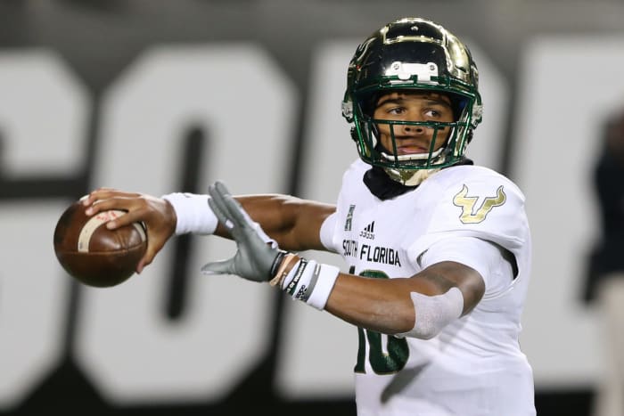 Chris Oladokun throwing a pass.