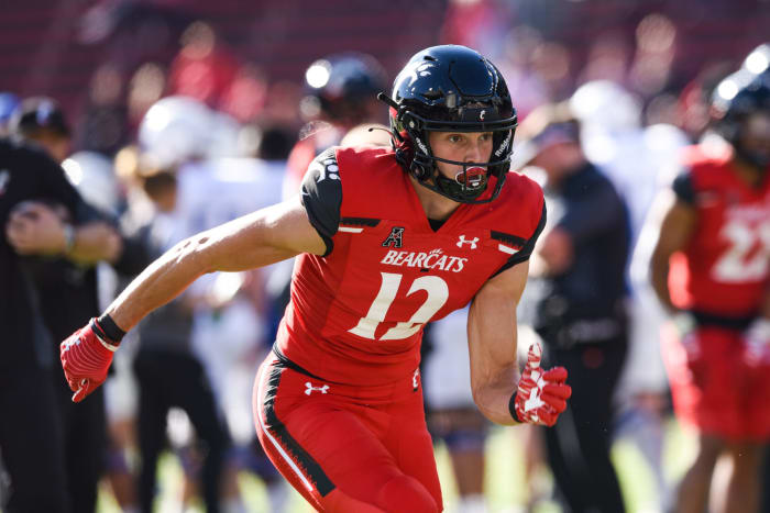 Alec Pierce runs for the Bearcats.