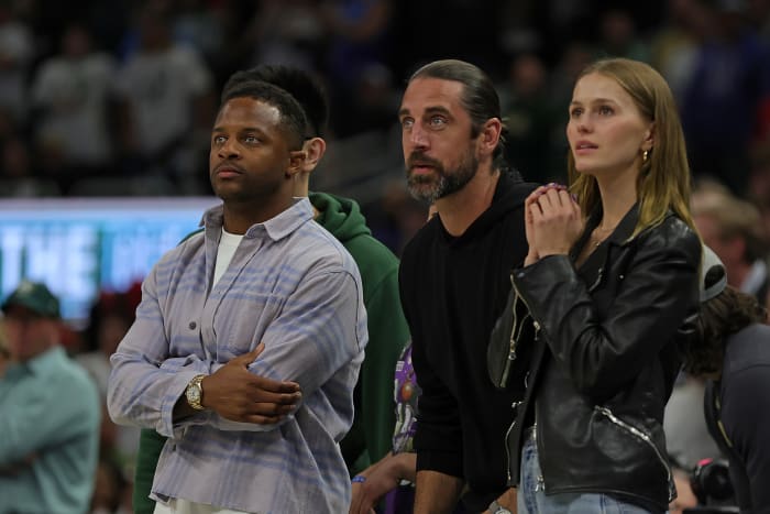 Aaron Rodgers and Mallory Edens watch Game 2 of the Bucks vs.  Bulls series in 2022.