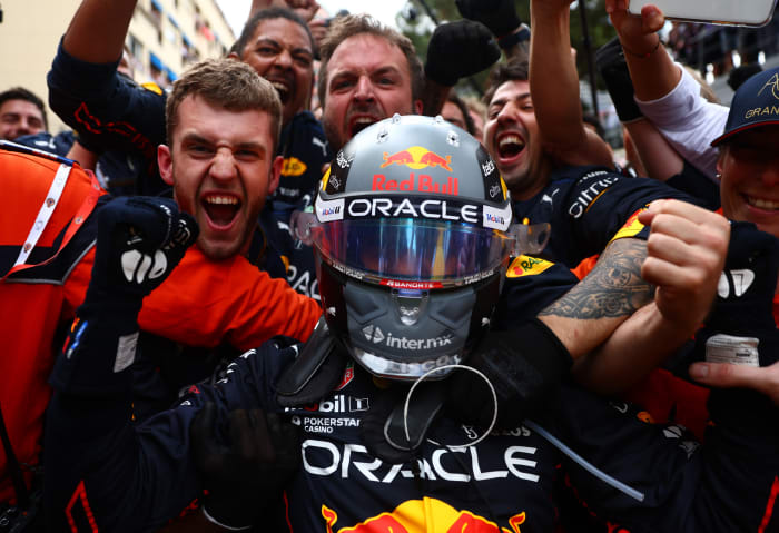 Pemenang F1 Grand Prix Monaco Sergio Perez merayakan dengan krunya.