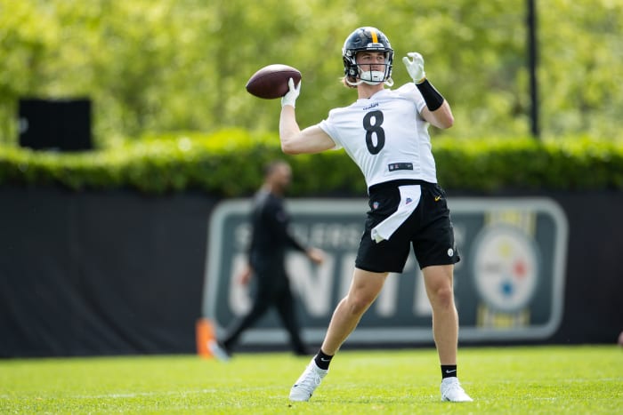 Kenny Pickett throwing a pass during OTAs for the Steelers.