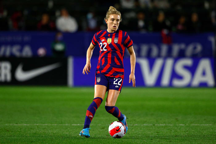 Kristie Mewis dribbles the ball of the USWNT.