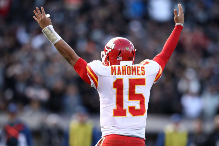 NFL World Reacts To "Unfair" Throw By Patrick Mahomes - The Spun