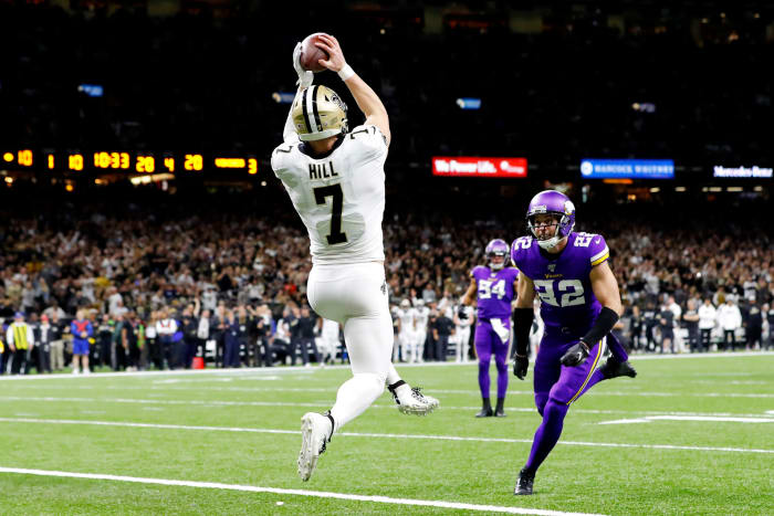 Taysom Hill catches touchdown during Saints vs. Vikings.