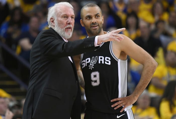 Gregg Popovich talks to Tony Parker.