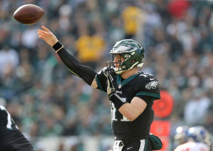 Eagles QB Carson Wentz throwing a football.