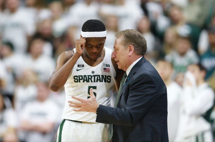 Tom Izzo talking to Cassius Winston during a Michigan State basketball game.