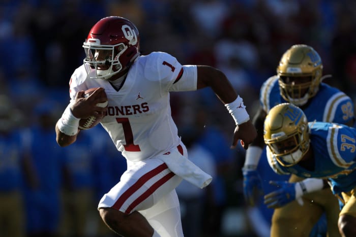 Jalen Hurts runs the ball against UCLA at the Rose Bowl.