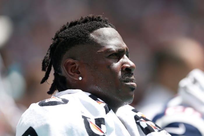 New England Patriots wide receiver Antonio Brown warms up.
