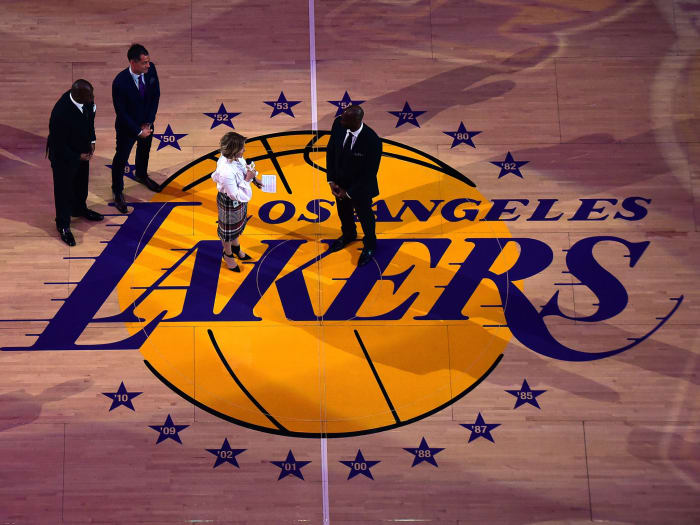 jeanie buss speaks to kobe bryant during ceremony