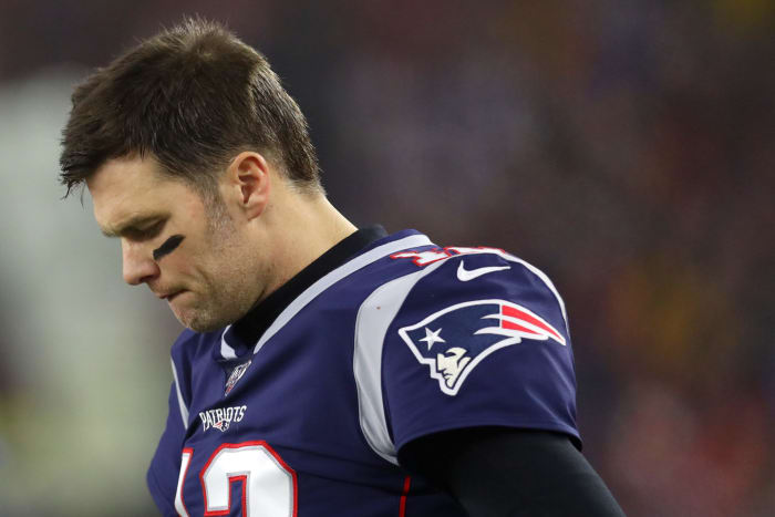 Tom Brady hangs his head during the 2020 Wild Card game loss to the Titans.
