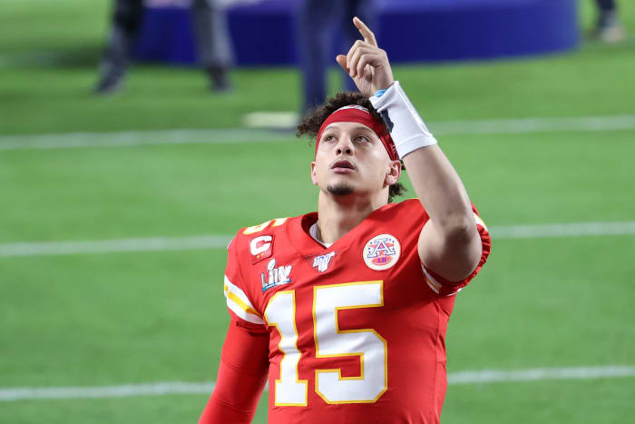 Kansas City Chiefs QB Patrick Mahomes warms up before Super Bowl 54 in Miami.