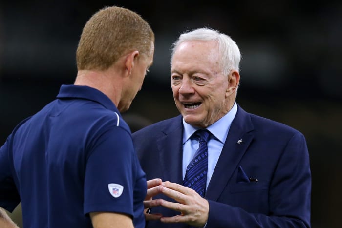 Jerry Jones speaks with Jason Garrett.